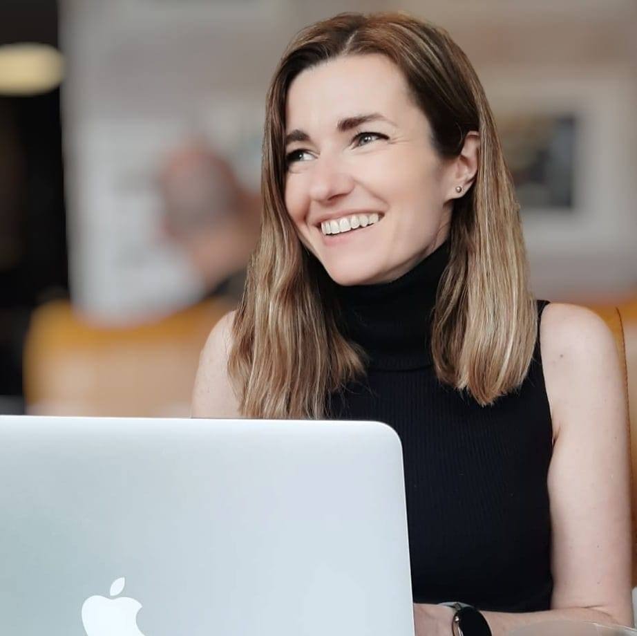 Kinga w jasnym biurze